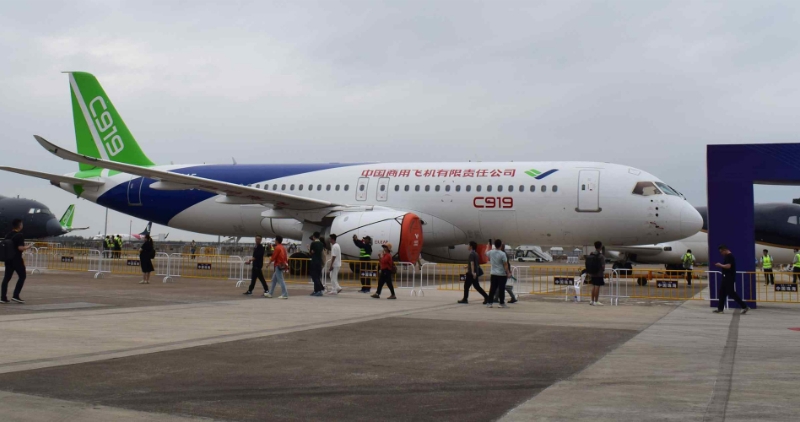China’s plane takes its first international flight! Will the ‘Dragon’ disrupt the Boeing-Airbus duopoly in the aviation industry?